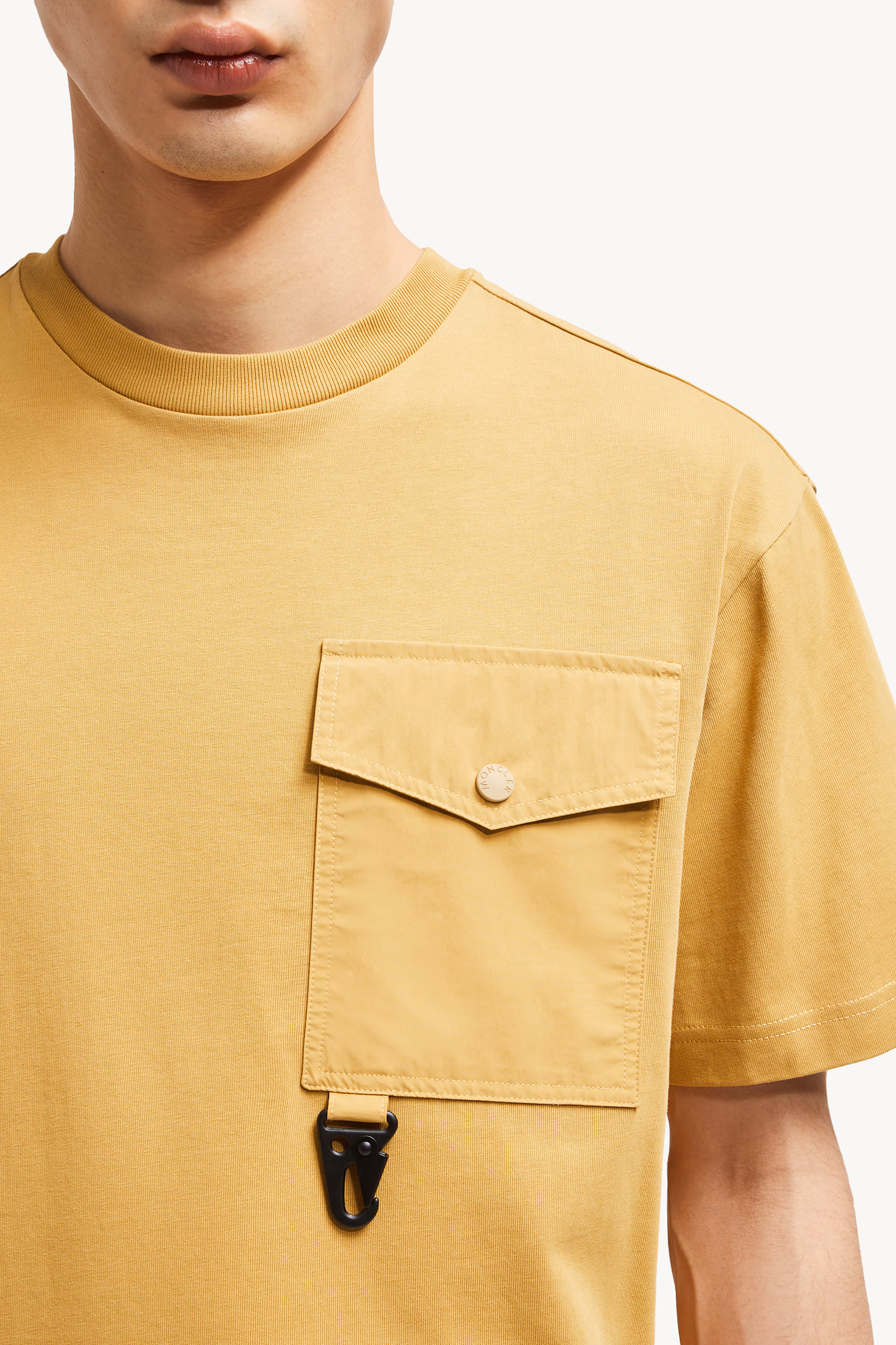 Camiseta de algodón con bolsillo Hombre Amarillo Ocre Moncler 6